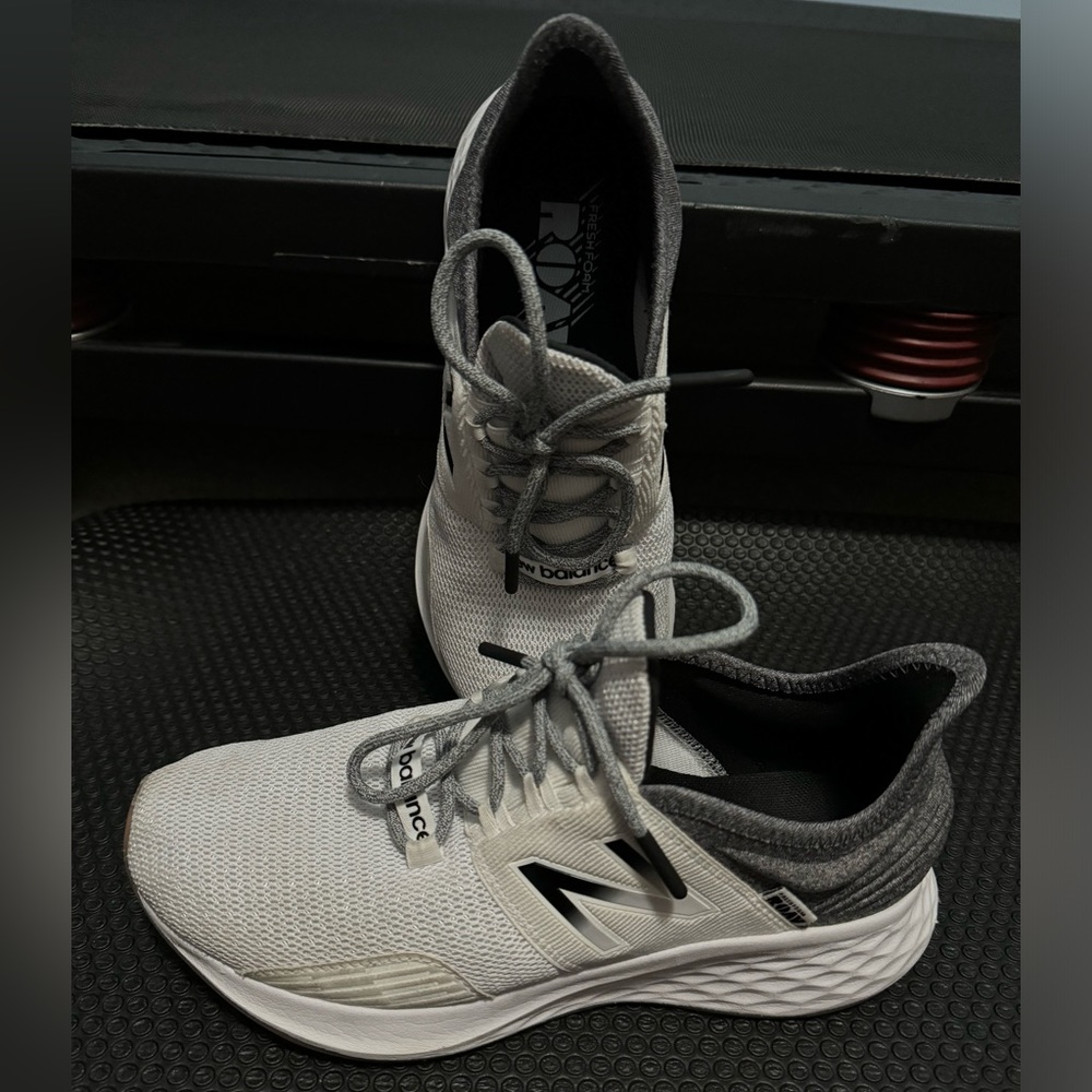 Women’s New Balance Roav tennis shoes size 7.5